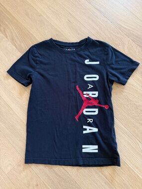 Jordan Air Black Tee & shorts w/ Red Jumpman & White Vertical Logo Boys Sz M
